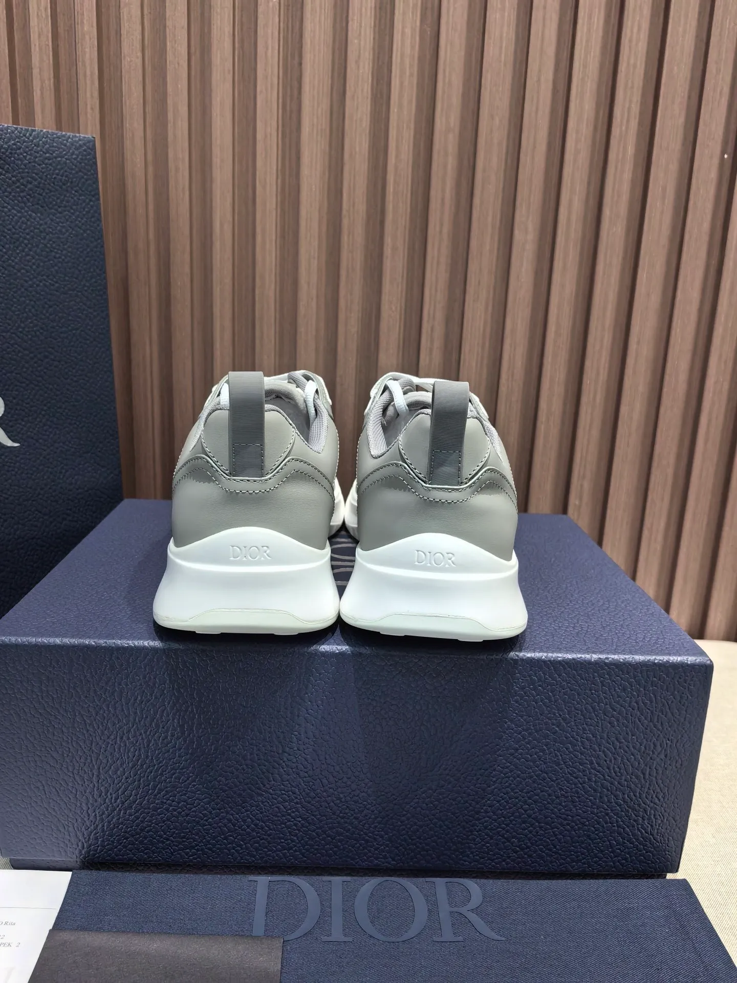 Factory price: 440💰 🔍Top purchasing agent🇮🇹 Dior's super-popular sports shoes, popular for street men, are synchronized with the new product counters. The uppers are made of Italian original imported cowhide and matched with D's customized fabrics. It is a must-have for fashionistas. The complex craftsmanship is perfectly reproduced. Imported soft cowhide foot pads, soles: original soles specially provided by the original factory, exclusive movable molded soles are super comfortable, original factory follow-up goods, 🔍🔍high quality, you can enter and exit the counter at will, welcome to compare, code number 38-45 (46 can be customized and cannot be returned or exchanged)